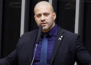 Alexandre de Moraes autorizou Daniel Silveira a cumprir pena em regime aberto, mas com restrições como tornozeleira eletrônica, proibição de redes sociais e recolhimento domiciliar.