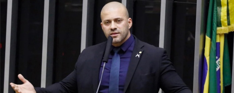 Alexandre de Moraes autorizou Daniel Silveira a cumprir pena em regime aberto, mas com restrições como tornozeleira eletrônica, proibição de redes sociais e recolhimento domiciliar.