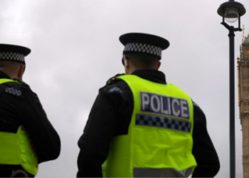 Londres enfrenta aumento de furtos de celulares e se torna a capital europeia com mais casos em 2024. Polícia lança operação após mais de 80 mil registros em um ano.