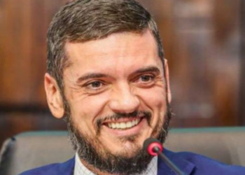 Alerj aprova novo Refis com descontos de até 95%, parcelamento em 180 meses e compensação com precatórios; medida pode render até R$ 3 bilhões ao Estado.