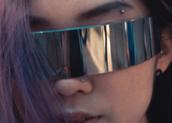 ONG denuncia 16 casos de deepfakes sexuais no Brasil. Vítimas tiveram rostos inseridos em vídeos falsos com IA. Falta de lei específica dificulta punição dos autores.