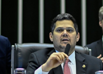 Davi Alcolumbre adia votação de vetos de Lula e PLDO. Rumores indicam que decisão está ligada à possível indicação de Rodrigo Pacheco ao STF e pressões políticas.