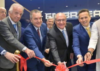 Geraldo Alckmin inaugura escritório da Embraer na Índia e anuncia acordos em tecnologia, defesa e aviação, ampliando a parceria Brasil–Índia.