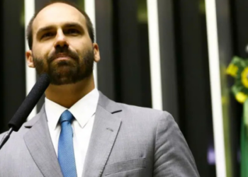 O PL aposta em interpretação legal que excluiria faltas do deputado Eduardo Bolsonaro ocorridas em sessões extraordinárias para evitar cassação do mandato.