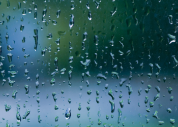 Frente fria provoca chuva, raios e ventos de até 70 km/h no Rio até domingo. Inmet alerta para queda de temperatura e risco de alagamentos.