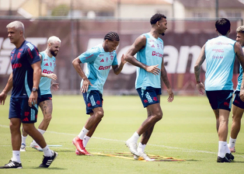 Flamengo e Palmeiras se enfrentam neste domingo (19), às 16h, no Maracanã, em duelo direto pela liderança do Brasileirão. Confronto promete casa cheia e clima de decisão.