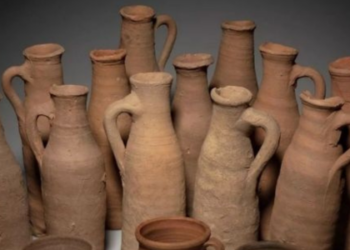 Arqueólogos chineses analisam vaso encontrado em túmulo da dinastia Jin, contendo resíduos de uma antiga cerveja feita de sorgo e arroz. Foto: Divulgação / Heritage Journal