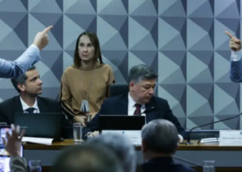 O ex-presidente do INSS, Alessandro Stefanutto, permaneceu em silêncio na CPMI dos Descontos amparado por decisão do STF. Sessão foi suspensa após impasse com o relator Alfredo Gaspar.