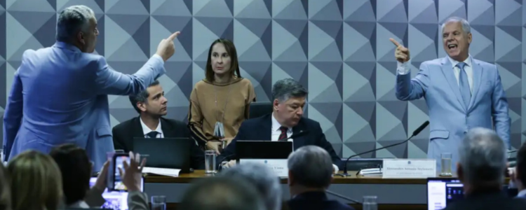 O ex-presidente do INSS, Alessandro Stefanutto, permaneceu em silêncio na CPMI dos Descontos amparado por decisão do STF. Sessão foi suspensa após impasse com o relator Alfredo Gaspar.