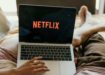 Elon Musk critica série da Netflix com personagem trans e pede cancelamento da plataforma, provocando queda de US$ 15 bilhões no valor de mercado da empresa.