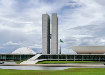 Senado aprova projeto que proíbe empréstimos consignados sem autorização do beneficiário, permitindo devolução do dinheiro e isenção de encargos. Medida visa proteger aposentados e pensionistas de fraudes.