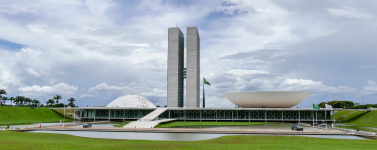 Senado aprova projeto que proíbe empréstimos consignados sem autorização do beneficiário, permitindo devolução do dinheiro e isenção de encargos. Medida visa proteger aposentados e pensionistas de fraudes.