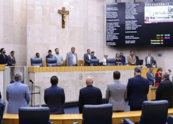 A Câmara de Cotia cassou o mandato de Alexandre Frota (PDT) após condenação por calúnia e difamação contra Jean Wyllys. A decisão foi tomada após o trânsito em julgado do processo.
