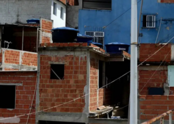 Segundo o IBGE, 73,8% dos domicílios com fome no Brasil em 2024 são chefiados por pessoas pretas ou pardas. Mulheres lideram mais da metade dessas casas, revelando desigualdade racial e de gênero no acesso à alimentação.