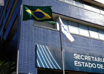 Governo do RJ recebe antídotos para intoxicação por metanol. Secretária de Saúde monitora casos e intensifica fiscalização de bebidas adulteradas.