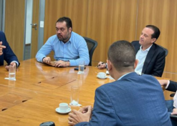 Governador Cláudio Castro anuncia base do Segurança Presente em Rio das Ostras e reforço policial após reunião com o prefeito Carlos Augusto.