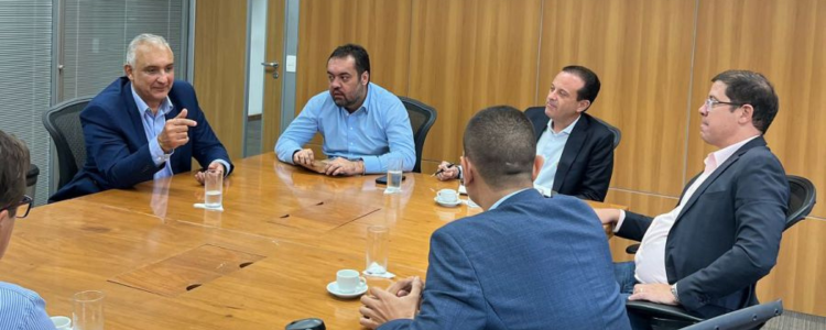 Governador Cláudio Castro anuncia base do Segurança Presente em Rio das Ostras e reforço policial após reunião com o prefeito Carlos Augusto.