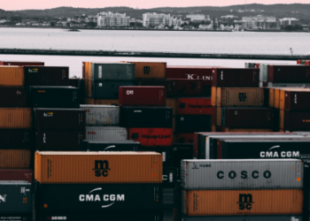Apesar da tarifa de até 50%, setores como café e carne bovina aumentam exportações. Diferenciação de tarifas e programa Brasil Soberano ajudam a minimizar os efeitos sobre o comércio brasileiro.