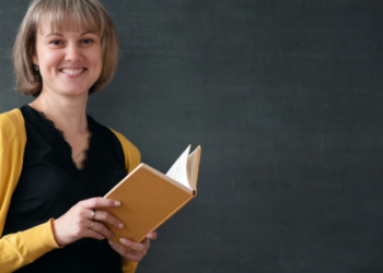 Relatório da OCDE aponta que o Brasil é destaque global no uso de inteligência artificial na educação, com mais da metade dos docentes aplicando ferramentas tecnológicas em aulas e avaliações.