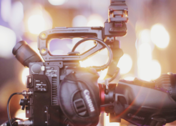 Estudo da Oxford Economics mostra que o setor audiovisual brasileiro gerou R$ 70,2 bilhões e mais de 608 mil empregos em 2024. Televisão aberta lidera, e vídeo sob demanda cresce acima de 10% ao ano.