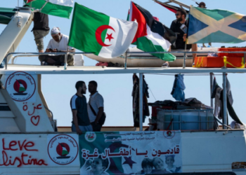 Com nove navios abordados e participantes detidos, Turquia chama a ação de Israel de pirataria. Crise diplomática se intensifica após a ação em águas internacionais.
