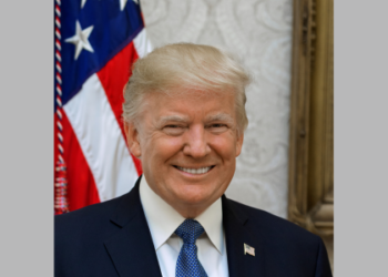 Donald Trump assina decreto que classifica a Antifa como organização terrorista doméstica, ampliando investigações e gerando debate sobre limites legais e liberdade civil nos EUA.