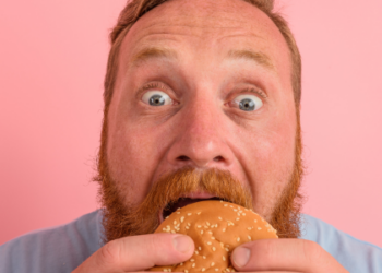 Síndrome de Prader-Willi causa fome insaciável e obesidade precoce. Entenda sintomas, diagnóstico e situação dos casos no Brasil.