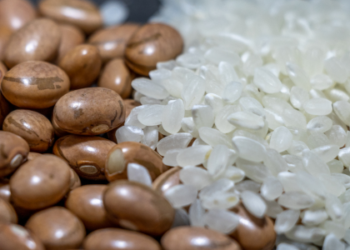 A queda no consumo de arroz e feijão reflete mudanças culturais e econômicas. Nutricionistas alertam para os impactos na saúde e na segurança alimentar do país.
