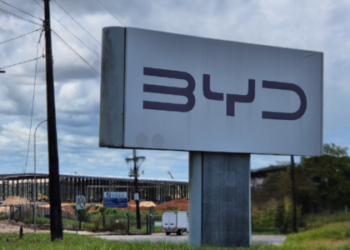 A BYD abriu sua primeira fábrica de veículos elétricos no Brasil, em Camaçari (BA). O investimento de R$ 5,5 bilhões deve impulsionar exportações e gerar milhares de empregos diretos e indiretos.