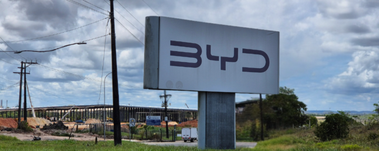 A BYD abriu sua primeira fábrica de veículos elétricos no Brasil, em Camaçari (BA). O investimento de R$ 5,5 bilhões deve impulsionar exportações e gerar milhares de empregos diretos e indiretos.