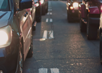O Censo Demográfico 2022 revela que o carro é o transporte mais usado pelos brasileiros para ir ao trabalho. A preferência pelo automóvel supera o uso do ônibus em todo o país, segundo o IBGE.