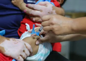 Coqueluche avança no Brasil com aumento de mais de 1200% nos casos entre crianças. Especialistas alertam para importância da vacinação de bebês e gestantes.