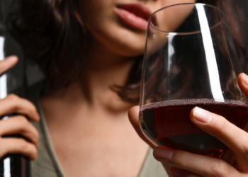 O uso abusivo de álcool entre mulheres saltou de 7,8% para 15,2% em 17 anos. Apesar disso, poucas buscam tratamento. Matéria aborda causas, barreiras e iniciativas emergentes.
