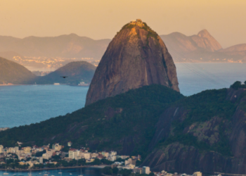 Em 2024, turismo interno no Brasil movimentou R$ 22,8 bilhões. Gastos subiram 11,7% mesmo com número de viagens estável. Nordeste lidera entre os destinos mais caros.