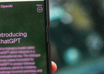 A OpenAI vai liberar conteúdo adulto no ChatGPT para usuários com verificação de idade a partir de dezembro, segundo anúncio do CEO Sam Altman. A mudança segue a tendência do mercado de inteligência artificial.