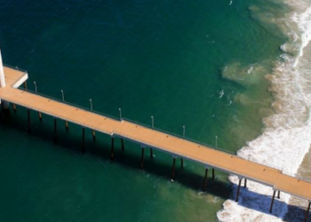 A Prefeitura de Rio das Ostras começou as obras de recuperação do Píer do Emissário, na Praia de Costazul. A revitalização inclui melhorias na segurança, iluminação e acessibilidade, com previsão de entrega até dezembro.