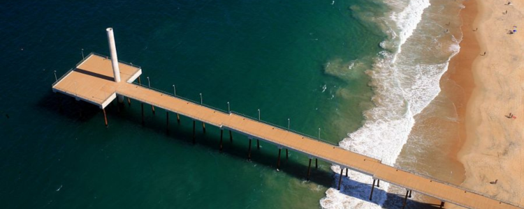 A Prefeitura de Rio das Ostras começou as obras de recuperação do Píer do Emissário, na Praia de Costazul. A revitalização inclui melhorias na segurança, iluminação e acessibilidade, com previsão de entrega até dezembro.