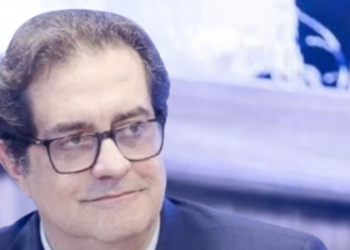 A Polícia Civil investiga a morte do advogado Luiz Fernando Pacheco, que pode ter sido causada por intoxicação por metanol após sair de um bar em Higienópolis, São Paulo. Caso foi registrado como morte súbita.