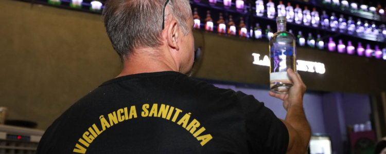 Polícia Militar do Distrito Federal descobre laboratório clandestino de bebidas falsificadas em Sobradinho dos Melos. Substância metanol está relacionada a mortes em vários estados do país.