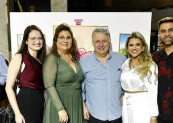 Rosinha Garotinho estreia nas artes plásticas com a exposição “Entre o Céu e o Chão”, no Teatro Trianon, em Campos. Mostra tem 54 obras e fica aberta ao público até o dia 19.