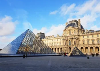 O Museu do Louvre, em Paris, foi fechado neste domingo (19) após invasão e roubo de obras históricas.