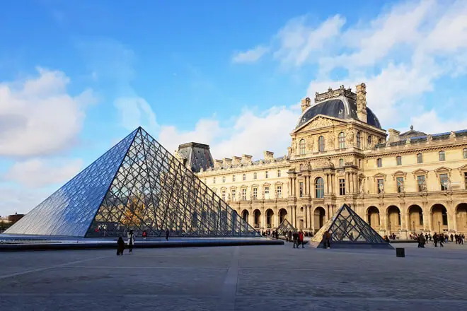 O Museu do Louvre, em Paris, foi fechado neste domingo (19) após invasão e roubo de obras históricas.