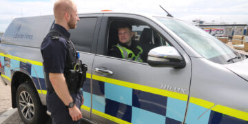 Conservadores britânicos defendem endurecimento migratório com força-tarefa e novas regras de fronteira.