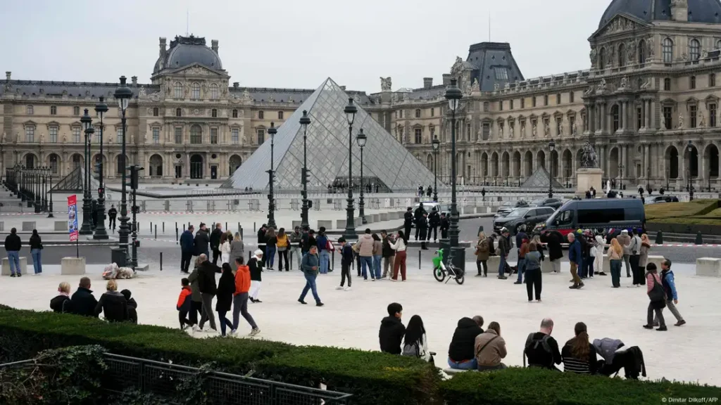 Roubo no Louvre: coroa da Imperatriz Eugénie é recuperada após assalto relâmpago de sete minutos em Paris.