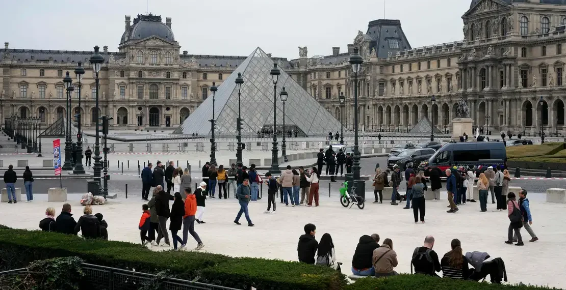 Roubo no Louvre: coroa da Imperatriz Eugénie é recuperada após assalto relâmpago de sete minutos em Paris.