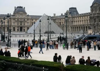 Roubo no Louvre: coroa da Imperatriz Eugénie é recuperada após assalto relâmpago de sete minutos em Paris.