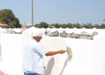 A Prefeitura de Quissamã realiza mutirão de limpeza, pintura e manutenção no Cemitério Público Municipal, preparando o local para receber centenas de visitantes no Dia de Finados, em 2 de novembro.
