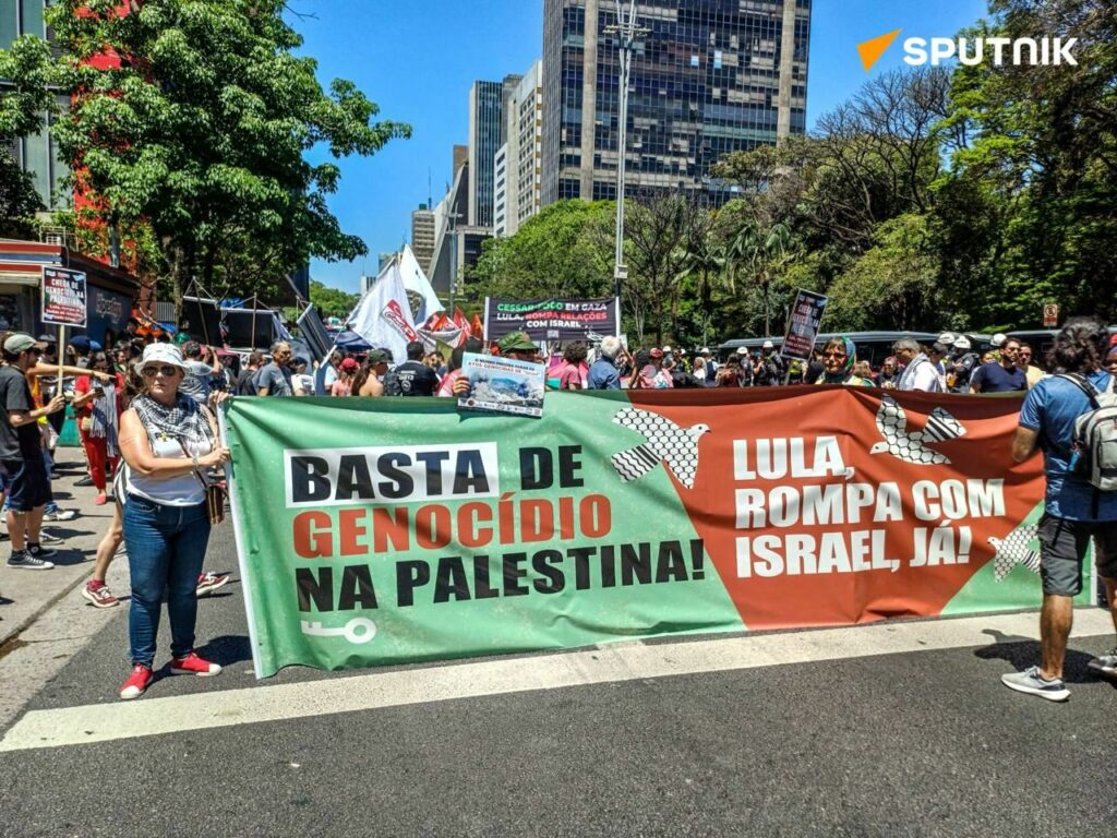 Manifestação pró-Palestina reúne centenas na Avenida Paulista em ato pacífico contra ofensiva de Israel em Gaza.