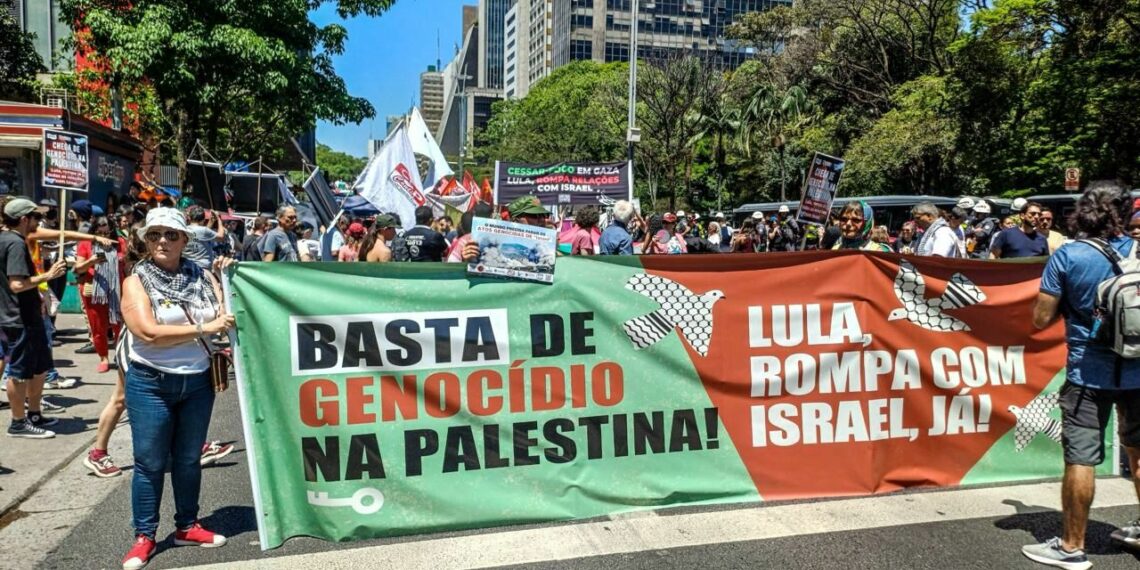 Manifestação pró-Palestina reúne centenas na Avenida Paulista em ato pacífico contra ofensiva de Israel em Gaza.