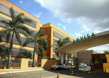 Agência determina suspensão de suplementos alimentares após identificar riscos e descumprimento de normas sanitárias.